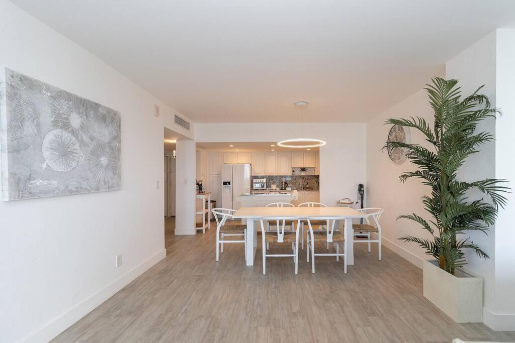 Stunning & Spacious Resort-Style Condo Across From Beach! Miami Beach Eksteriør bilde