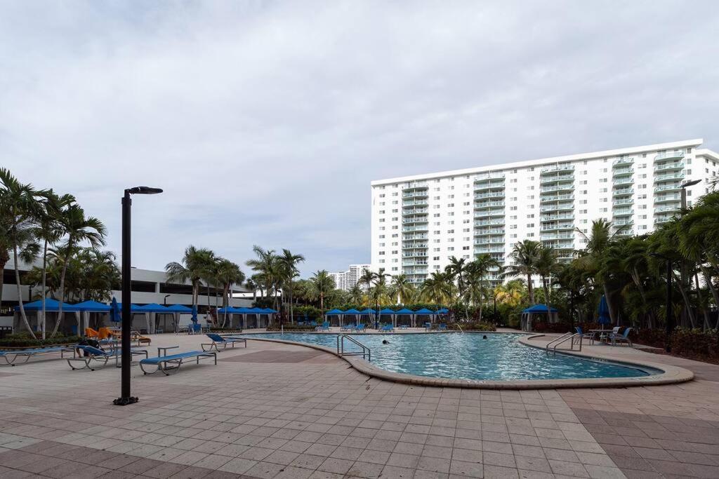 Stunning & Spacious Resort-Style Condo Across From Beach! Miami Beach Eksteriør bilde